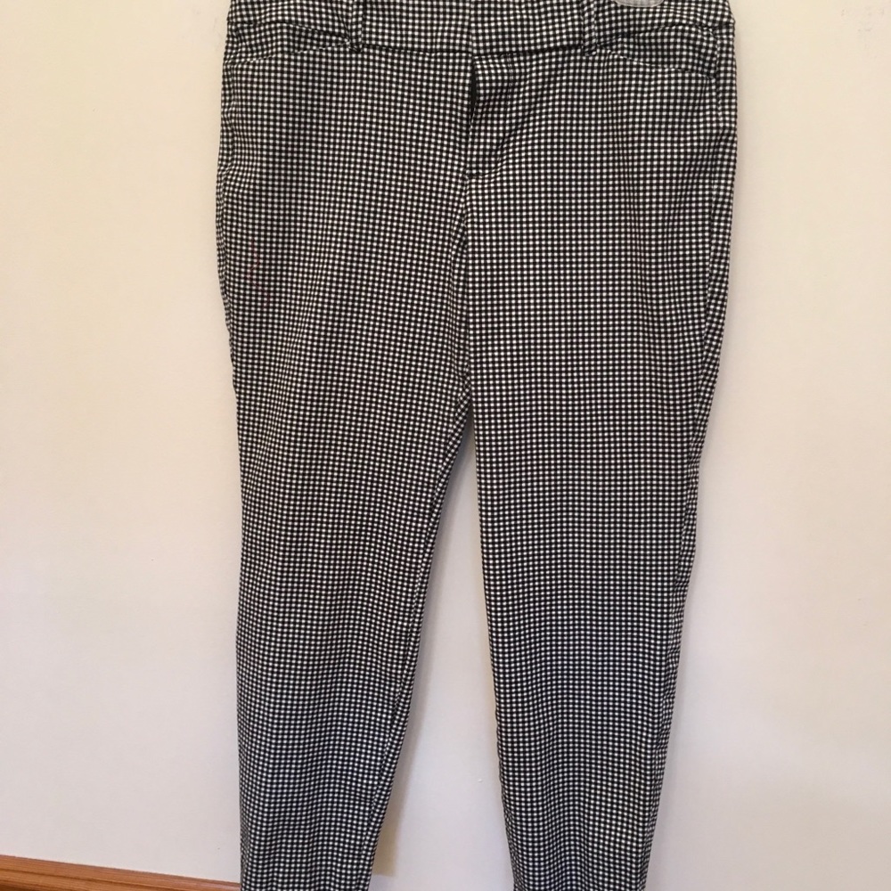 Sz 10 (Label 12) Old Navy Pixie pants. Mid-rise.